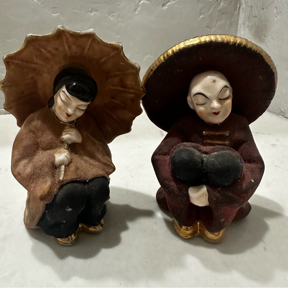 Vintage Japanese Asian Couple Figurines Sitting Smiling Umbrella MCM 5”